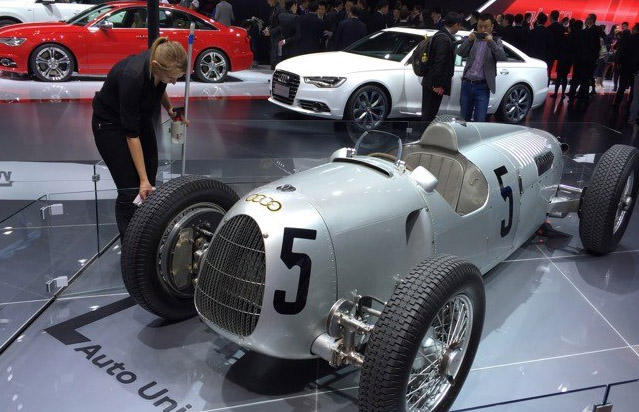 上海车展没车模? <em>前台</em>、销售连<em>清洁工</em>都是<em>美女</em>