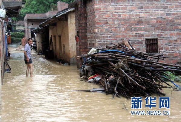 清远佛冈遭暴雨袭击 有村庄成水上威尼斯