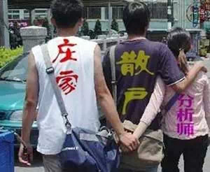 上午看K线图,下午看心电图