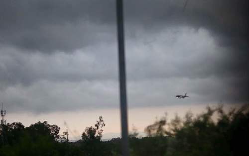 广州白云机场高速上空乌云压顶