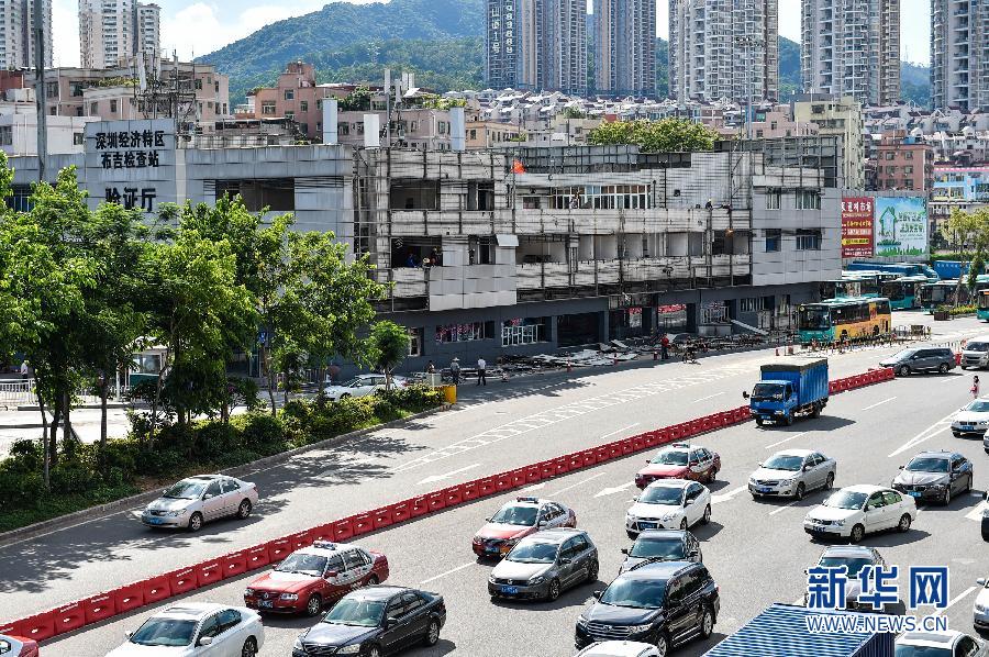 深圳二线关联检大楼开始拆除(组图)