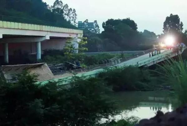 粤赣高速广州至河源方向城南出口匝道断裂(图