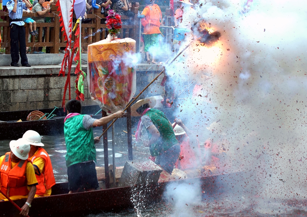 热辣端午 广州龙舟赛火热上演