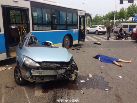 宝马时速200公里闯红灯 受害车瞬间粉碎