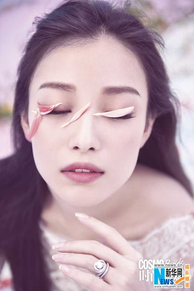 倪妮披婚纱小露香肩:人生就是一场冒险游戏