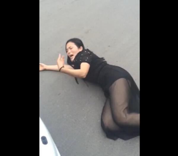 碰瓷女门口猛撞路虎车 叫嚣让路人给2000元