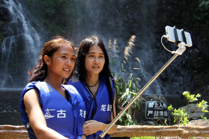 高中毕业生玩漂流 拍创意毕业照