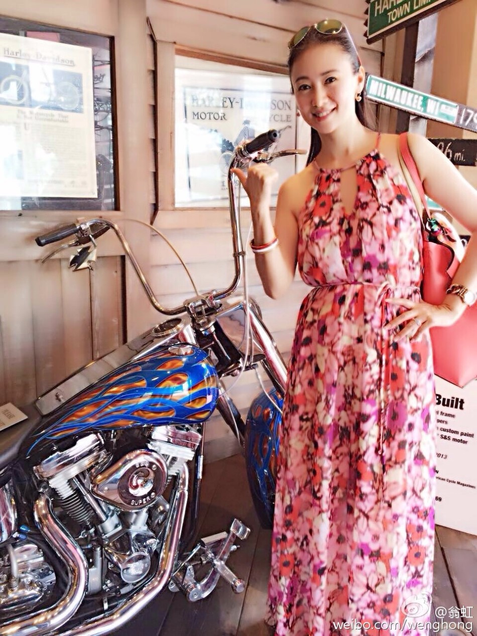 翁虹与女儿花裙亲子装出游显有爱