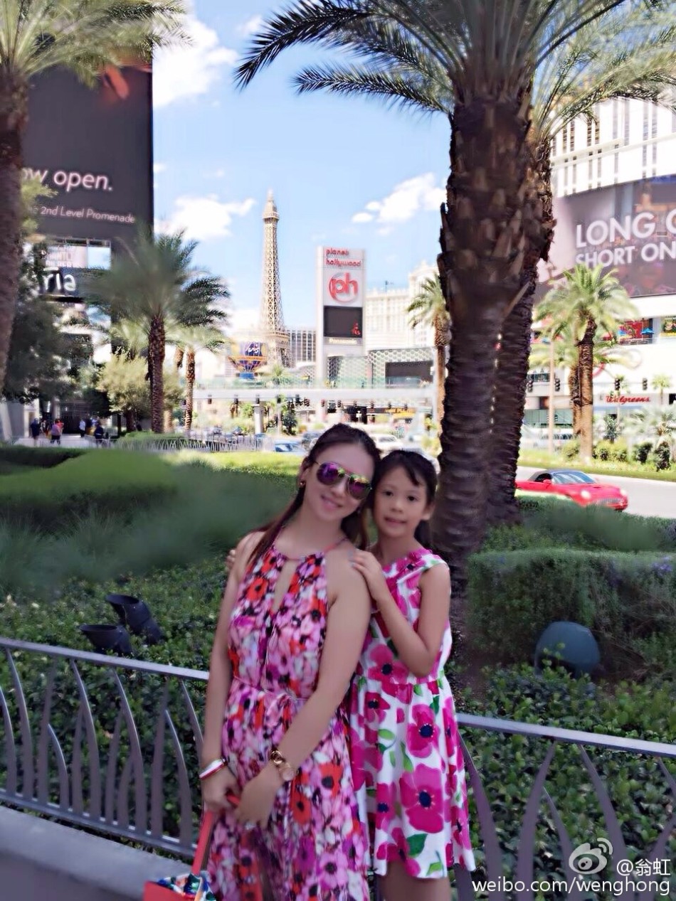 翁虹与女儿花裙亲子装出游显有爱