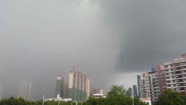 暴雨突袭广州 白昼瞬变黑夜