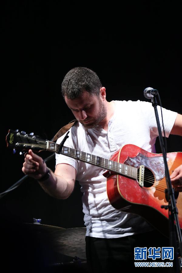 爱尔兰创作歌手米克·弗兰纳里献艺莱茵高音乐