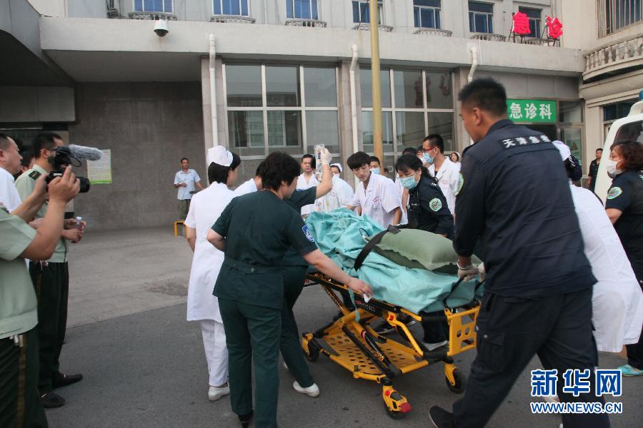 医护人员抢救天津滨海新区爆炸伤员