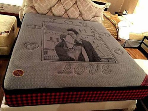 好友送周杰伦创意床垫 印有与昆凌甜蜜合影