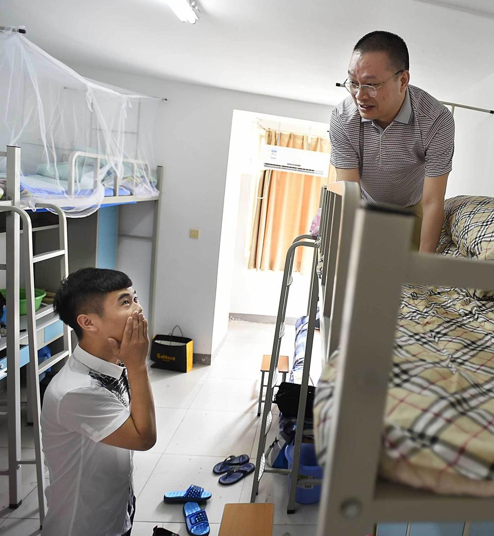 武汉42岁大叔考回母校再当大一新生