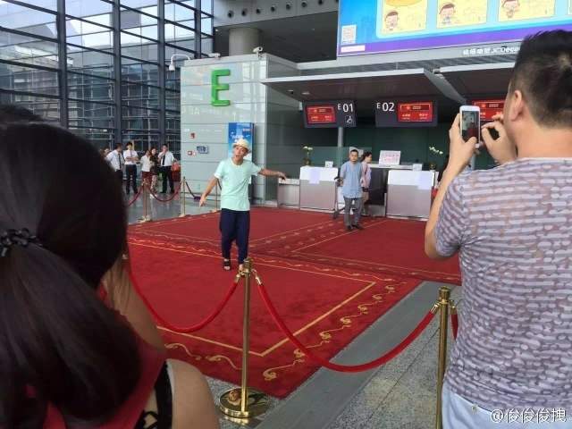 陈冠希机场与人发生冲突 被揪<em>衣领</em>甩掉一只鞋