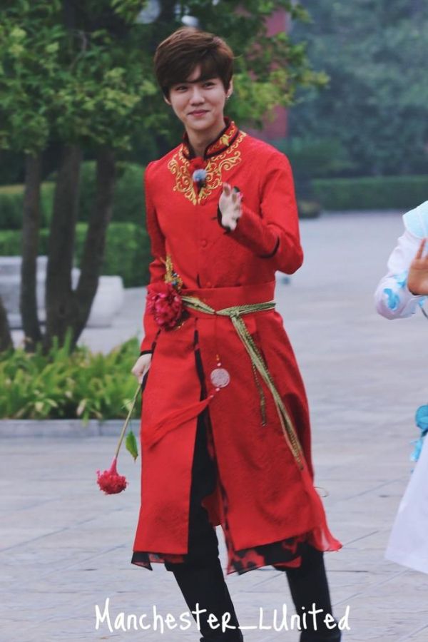 鹿晗亮相跑男3 小鲜肉穿红衣古装变身花美男