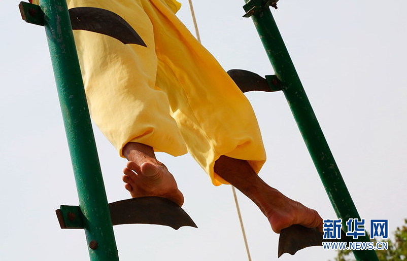 广西田阳舞狮亮出刀尖绝技将挑战水上飞狮