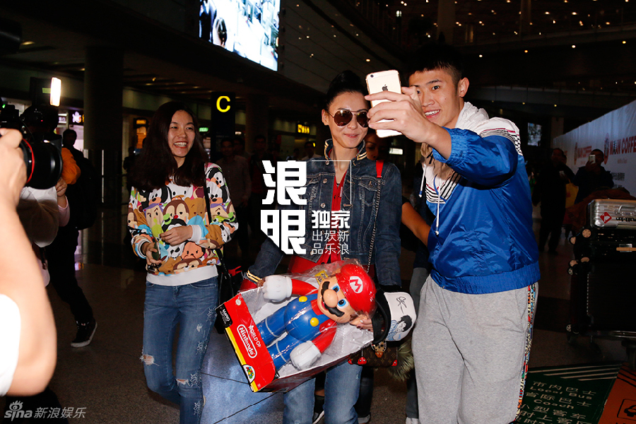 张柏芝靓丽现身机场 与粉丝合影笑靥如花