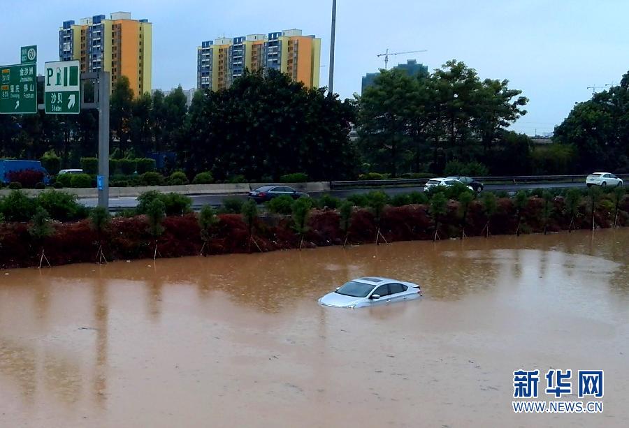 台风彩虹致广州持续暴雨 部分街道现水浸街