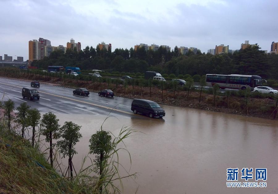 台风彩虹致广州持续暴雨 部分街道现水浸街