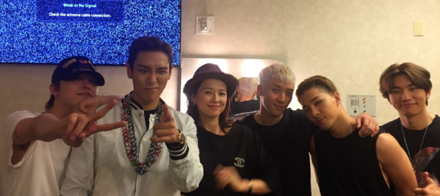  章子怡 被 疑遮孕肚  穿宽松上衣与bigbang合影 