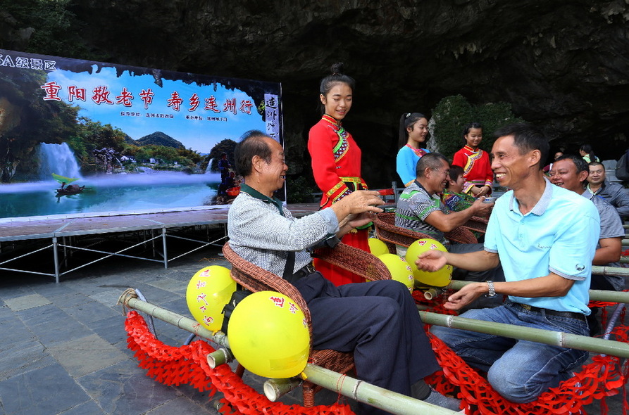 连州敬老节:尽孝心让父母坐回土轿子