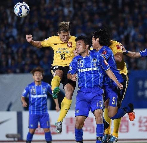 恒大球员黄博文到广州校园足球精英班进行现场