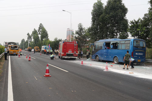 佛山三水路段:大客车追尾路政施工车 致3死16