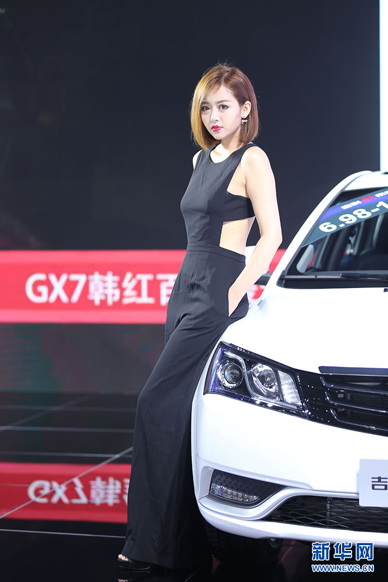 2015广州国际车展:甜美车模 清纯可人引围观