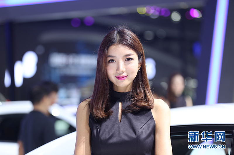 2015广州国际车展:甜美车模 清纯可人引围观
