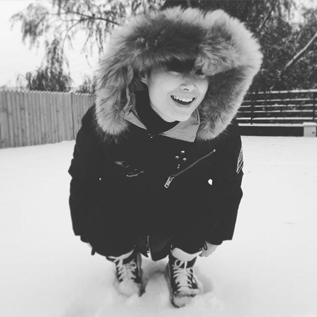 李宇春微博晒照 雪地玩耍被调侃为李宇冬