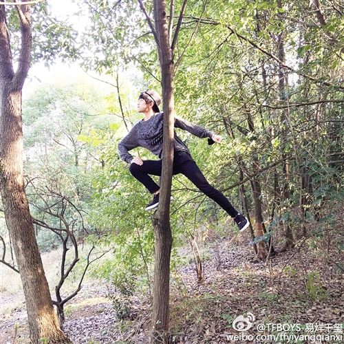 TFBOYS易烊千玺晒 巡山照 跨步抬手造型搞笑