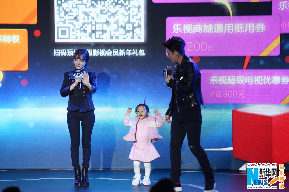 李小璐一家助阵张艺谋新片计划 甜馨台上玩疯