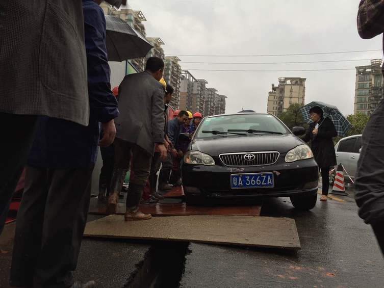 广州大道北怡新路惊现70米地裂 两轿车被卡