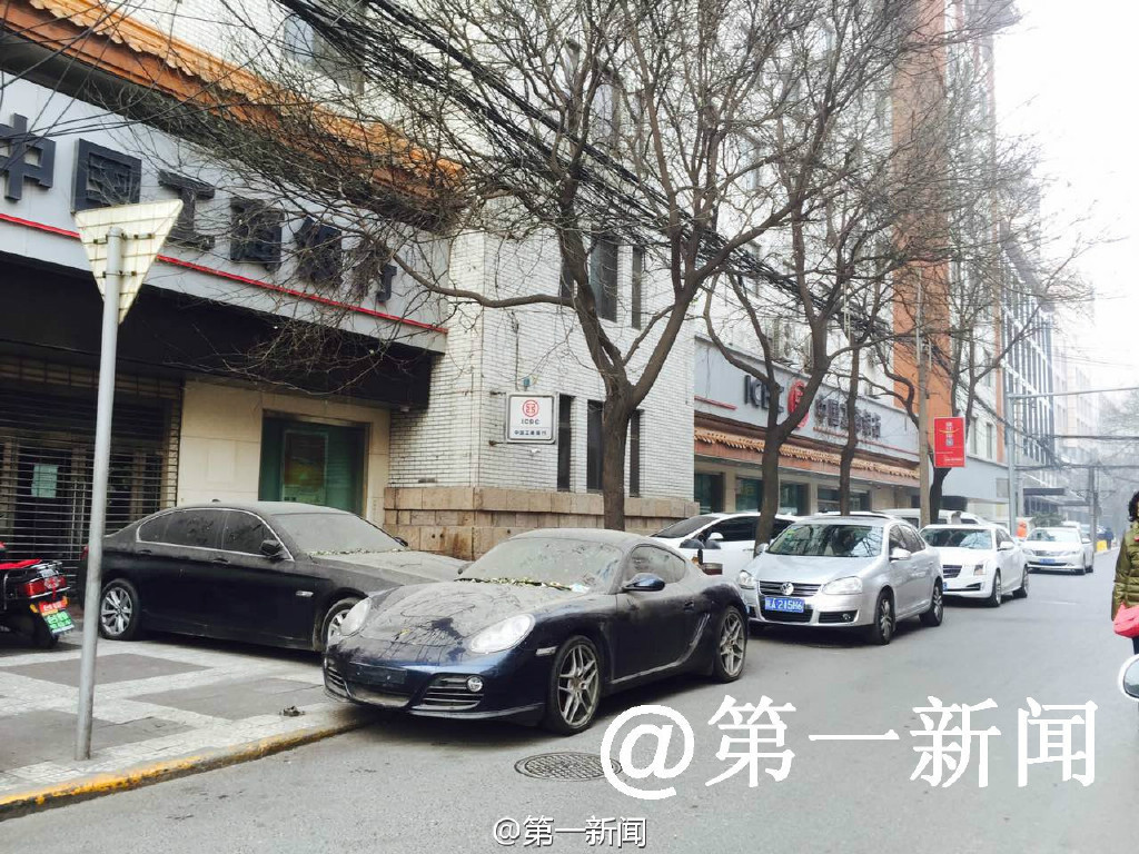 陕西一车主被打后开保时捷堵宝马车 一年不挪