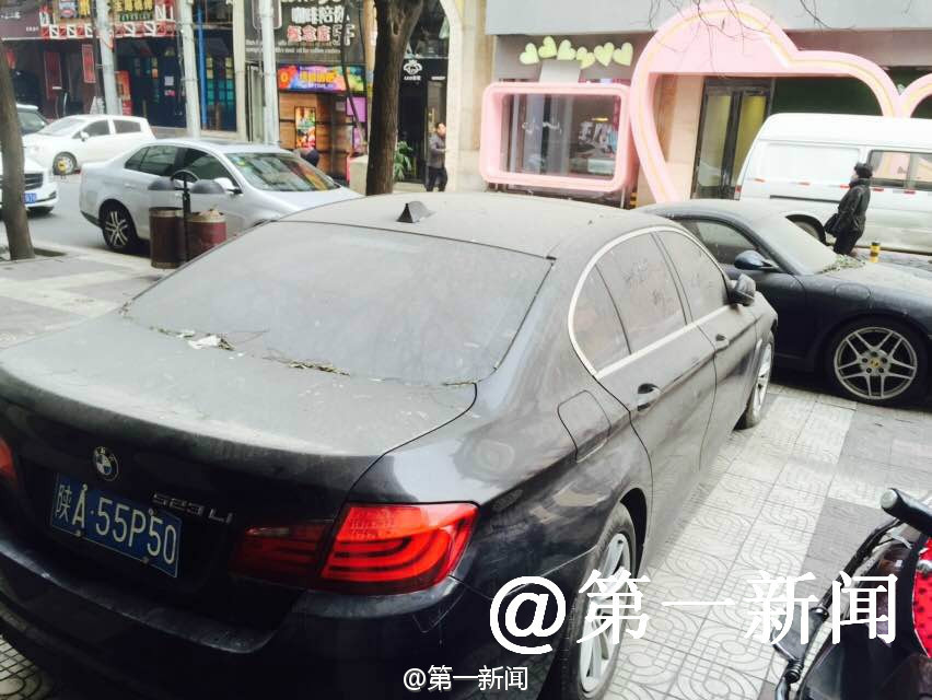 陕西一车主被打后开保时捷堵宝马车 一年不挪