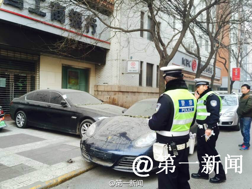陕西一车主被打后开保时捷堵宝马车 一年不挪