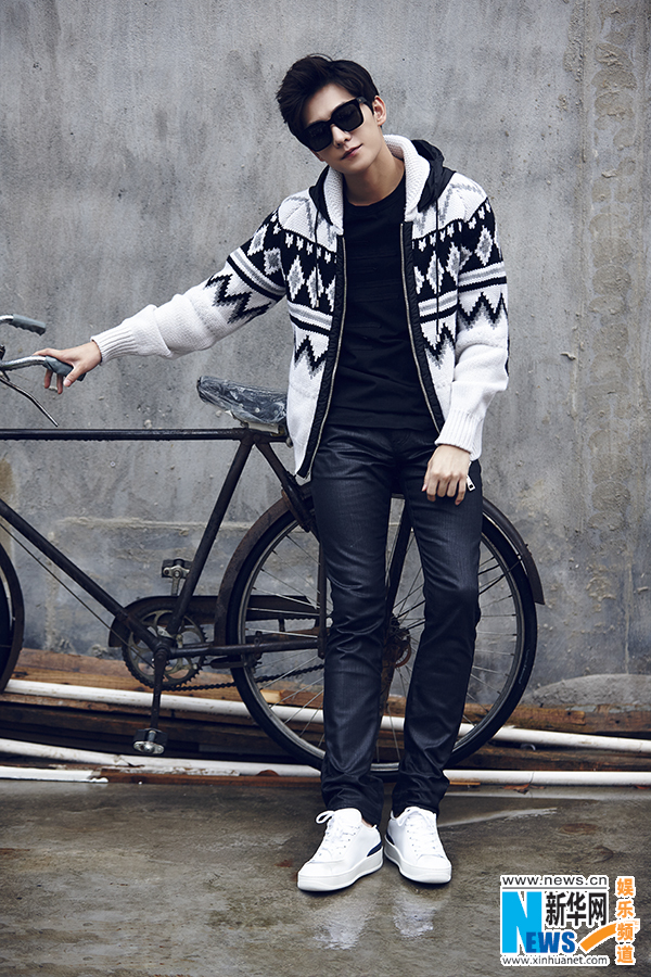 杨洋:暖男气质倚单车拍写真 驾驭轻熟风