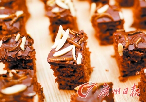 黑暗料理新发明在家养面包虫吃