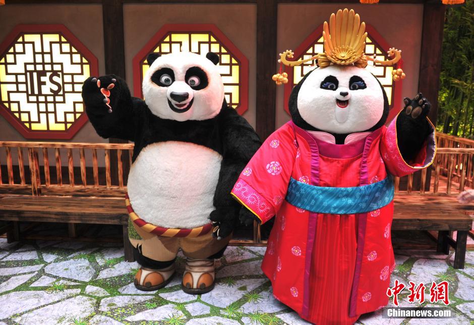 成都街头功夫熊猫阿宝等亮相 千名萌友拼出太