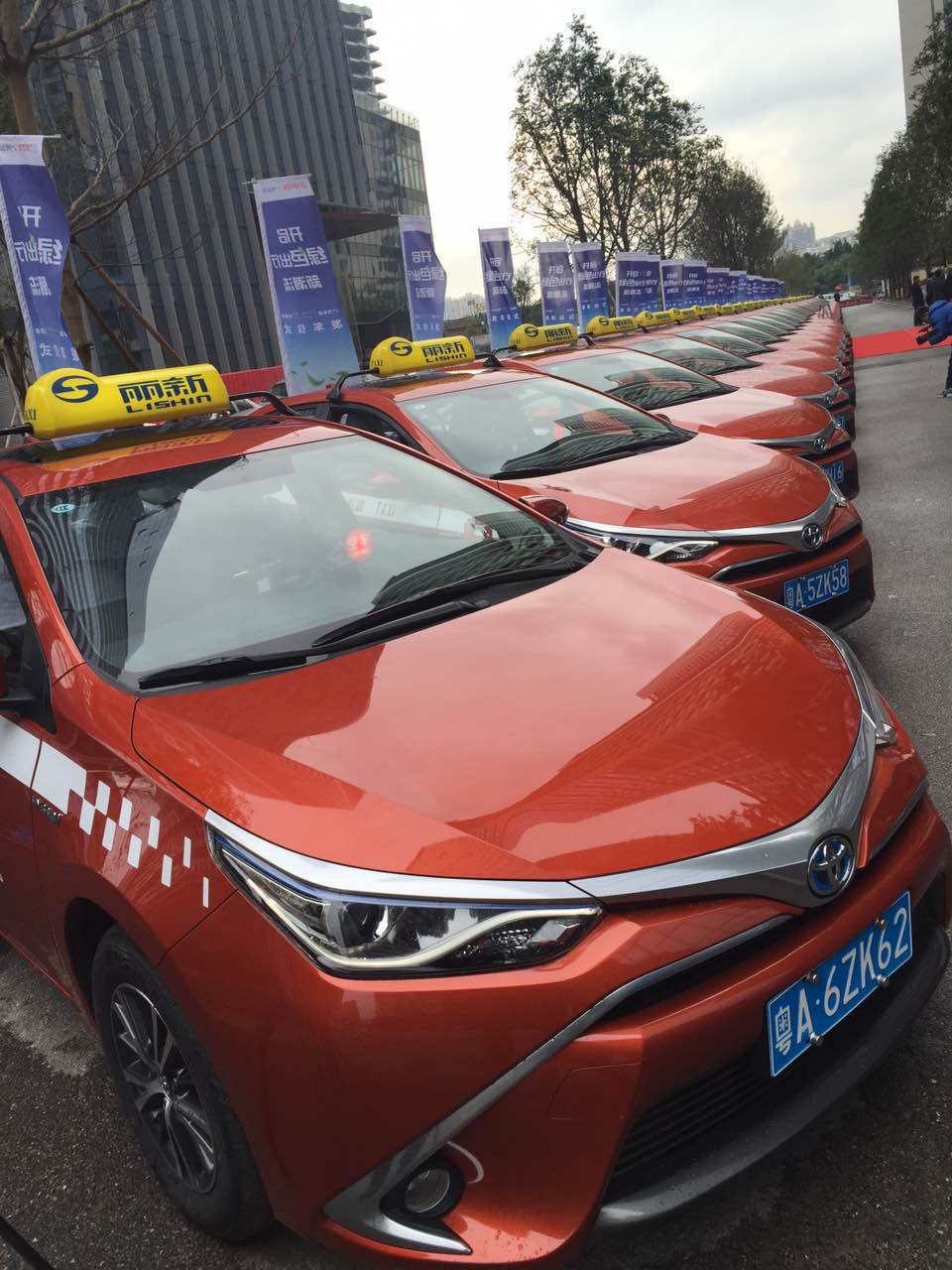 广州首批油电混合动力出租车投入运营 开启绿