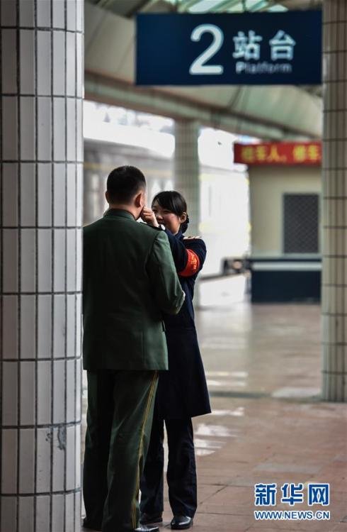 边防军人与列车员妻子月台团聚30分钟