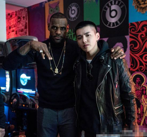 吴亦凡合影詹姆斯 网友:我偶像追星更厉害