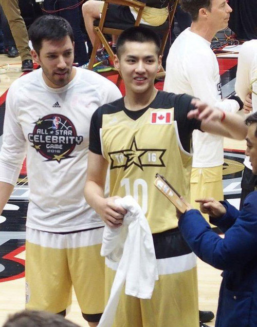 吴亦凡合影詹姆斯 网友:我偶像追星更厉害