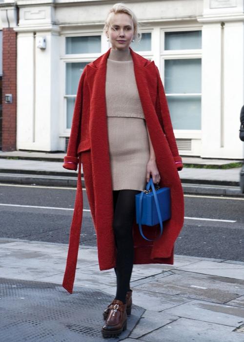 一件红大衣开工斗志昂扬