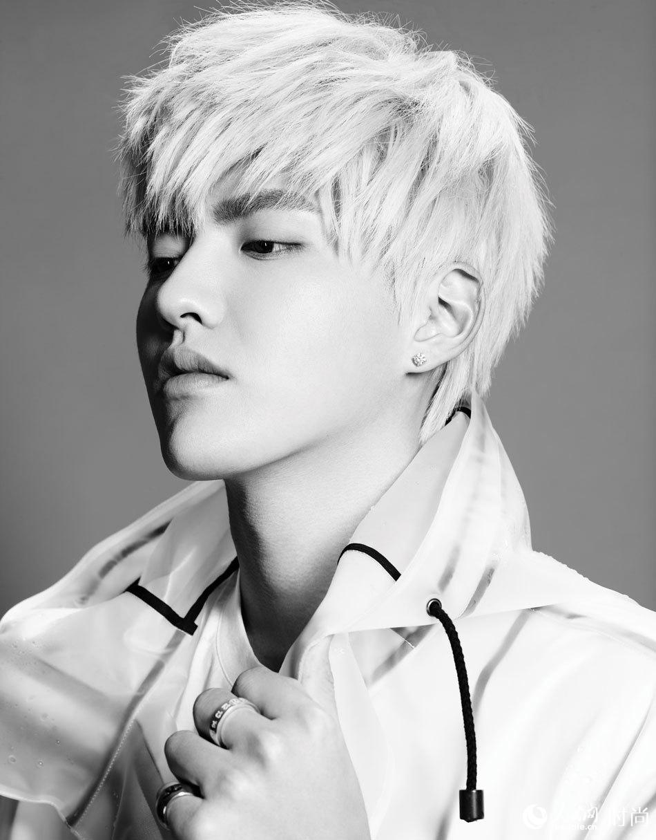 耍花样试蕾丝衬衫 吴亦凡最新写真曝光