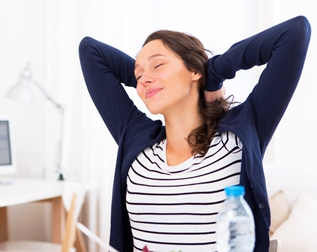 挺直腰板生活:4个小动作助你远离驼背