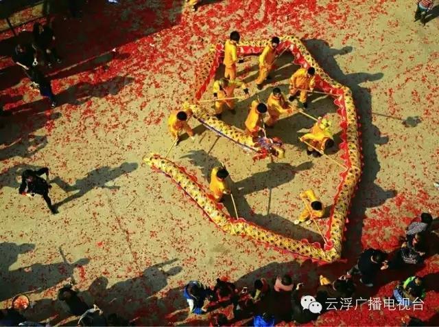 云浮一个村大摆酒席大派利是涌入上万人