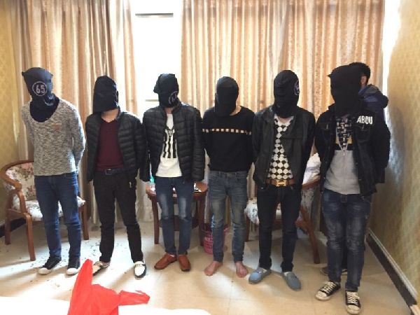 劣迹青年组成碰瓷团伙 上演疯狂的塞车