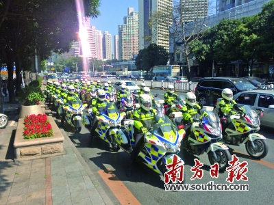深圳交警铁骑队授旗上路